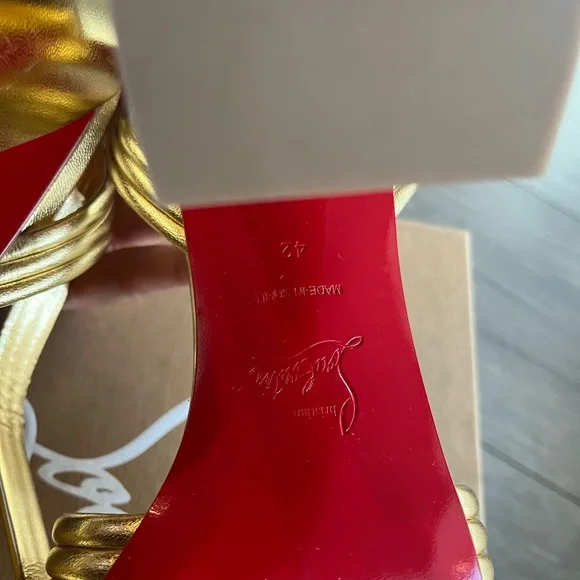 CHRISTIAN LOUBOUTIN
Manola Metallic Sandals size 42 - Picture 10 of 16